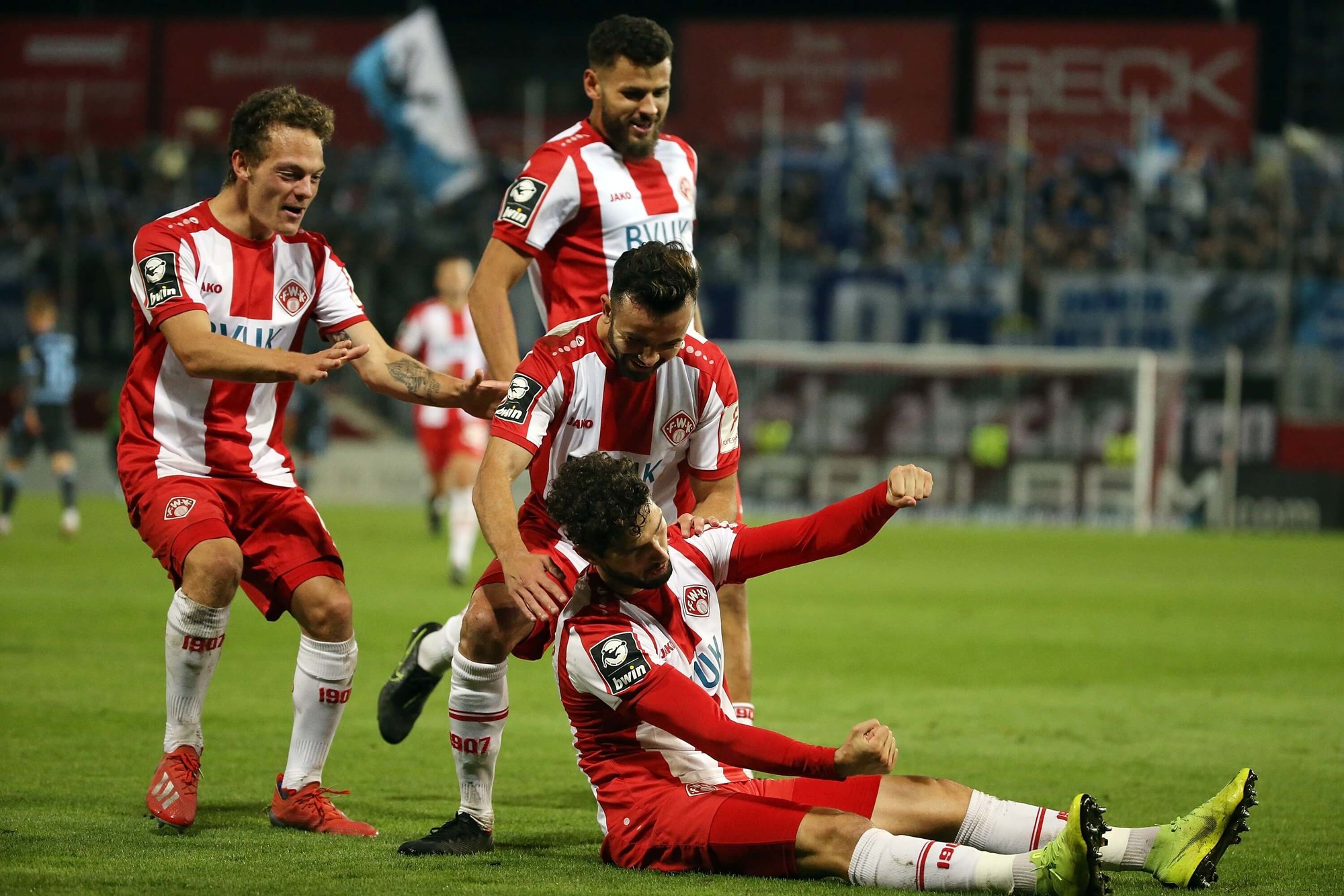 2:1 gegen die Löwen: Kickers feiern Heimsieg unter Flutlicht ...